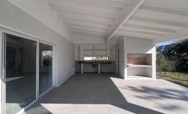 Casa en Venta Haras Santa Maria-Desarrollada en 1 planta-4 Dormitorios-Seguridad-Colegio-Deportes