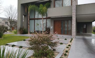 Casa en Club de Campo Abril