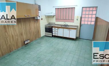 CASA DE DOS DORMITORIOS CON PATIO