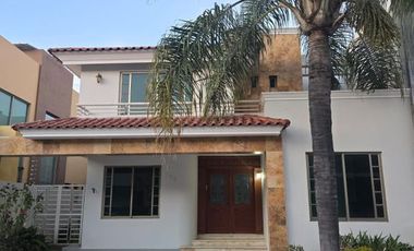 Enorme residencia en Renta en Jardín Real  Amplios Espacios y Ubicación Privilegiada