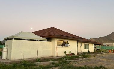 Casa en Talagante: Espacio y Estilo en 5000m²