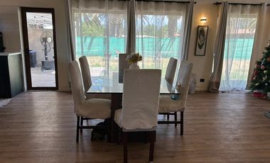 Casa en Talagante: Espacio y Estilo en 5000m²