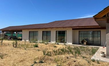 Casa en Talagante: Espacio y Estilo en 5000m²