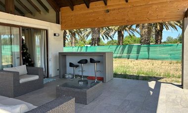 Casa en Talagante: Espacio y Estilo en 5000m²