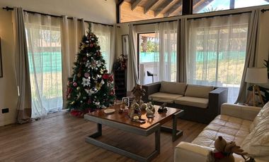 Casa en Talagante: Espacio y Estilo en 5000m²