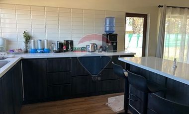 Casa en Talagante: Espacio y Estilo en 5000m²