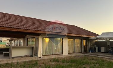 Casa en Talagante: Espacio y Estilo en 5000m²