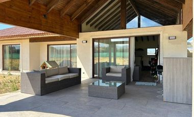 Casa en Talagante: Espacio y Estilo en 5000m²