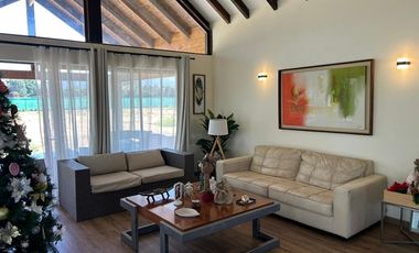 Casa en Talagante: Espacio y Estilo en 5000m²