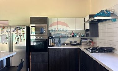 Casa en Talagante: Espacio y Estilo en 5000m²