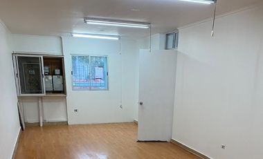 Excelente Casa con Taller y Oficinas., cerca metro