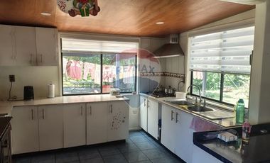 Gran parcela con tres casas en Valdivia.