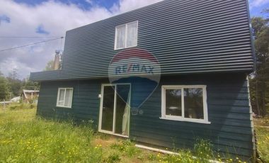 Gran parcela con tres casas en Valdivia.