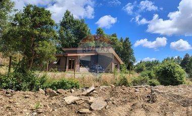 Gran parcela con tres casas en Valdivia.