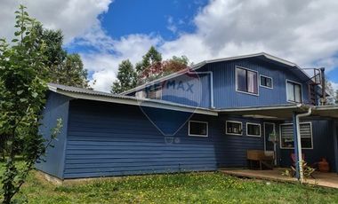 Gran parcela con tres casas en Valdivia.