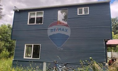 Gran parcela con tres casas en Valdivia.