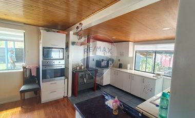 Gran parcela con tres casas en Valdivia.