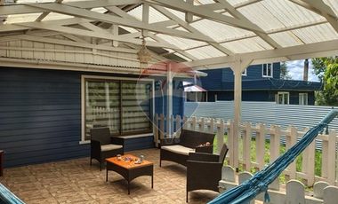 Gran parcela con tres casas en Valdivia.
