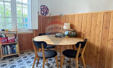 Casa Neoclásica Amplia y Luminosa