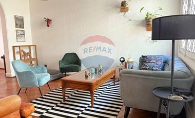 Casa Neoclásica Amplia y Luminosa