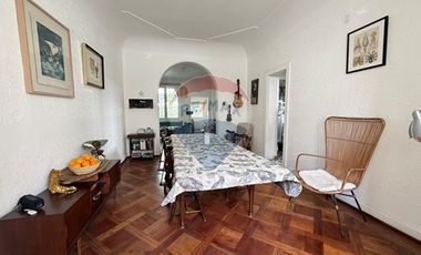 Casa Neoclásica Amplia y Luminosa