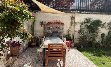 Casa Neoclásica Amplia y Luminosa