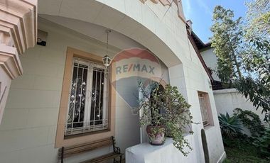 Casa Neoclásica Amplia y Luminosa