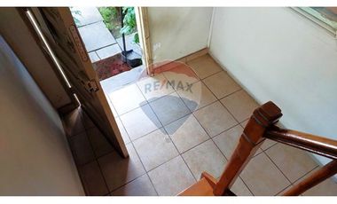 Venta Casa Renovada de 2 Pisos - San Joaquin