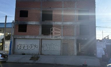 Venta - Propiedad con proyecto de Locales, oficinas y dúplex  - L024