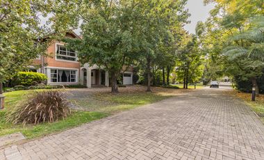 Casa de cuatro dormitorios en Barrio Cerrado Anexo Club Alemán Quilmes  ACEPTA DPTO EN PARTE DE PAGO