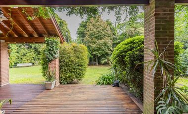 Casa de cuatro dormitorios en Barrio Cerrado Anexo Club Alemán Quilmes  ACEPTA DPTO EN PARTE DE PAGO