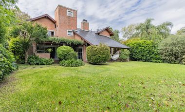 Casa de cuatro dormitorios en Barrio Cerrado Anexo Club Alemán Quilmes  ACEPTA DPTO EN PARTE DE PAGO