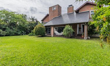 Casa de cuatro dormitorios en Barrio Cerrado Anexo Club Alemán Quilmes  ACEPTA DPTO EN PARTE DE PAGO