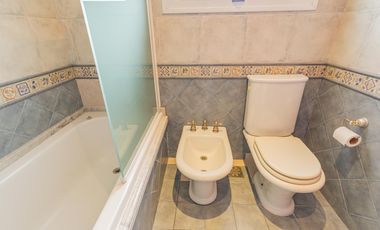 Casa de cuatro dormitorios en Barrio Cerrado Anexo Club Alemán Quilmes  ACEPTA DPTO EN PARTE DE PAGO