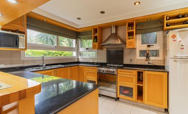 Casa de cuatro dormitorios en Barrio Cerrado Anexo Club Alemán Quilmes  ACEPTA DPTO EN PARTE DE PAGO