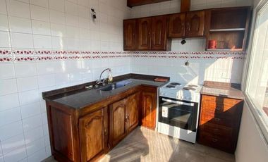 DEPARTAMENTO UBICADO EN EL CENTRO DE ADROGUE