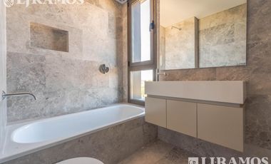 Departamento en venta de 4 ambientes con vista a la Laguna central