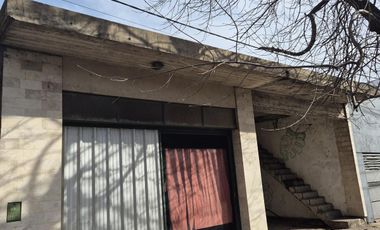 Depósito con oficinas dentro del casco urbano