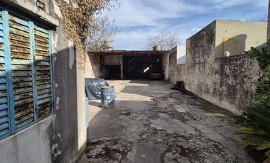 Depósito con oficinas dentro del casco urbano