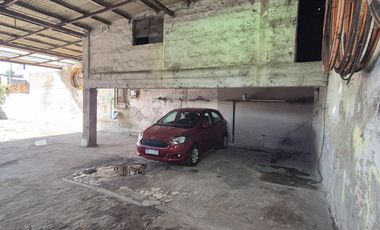 Depósito con oficinas dentro del casco urbano