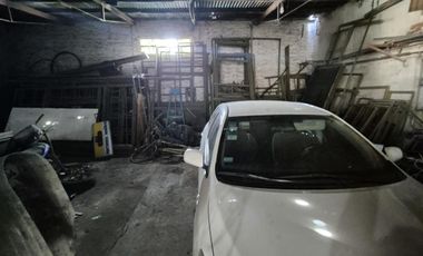 Depósito con oficinas dentro del casco urbano