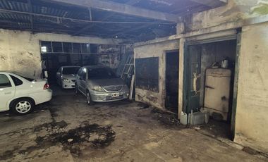 Depósito con oficinas dentro del casco urbano