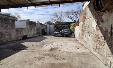 Depósito con oficinas dentro del casco urbano