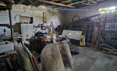 Depósito con oficinas dentro del casco urbano