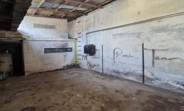 Depósito con oficinas dentro del casco urbano