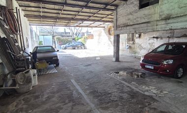 Depósito con oficinas dentro del casco urbano