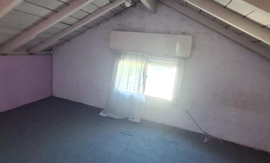 Depto de 3 ambientes con altillo y patio con parrilla –En Venta