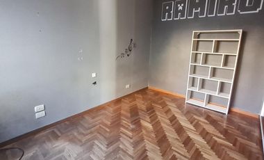 Depto de 3 ambientes con altillo y patio con parrilla –En Venta