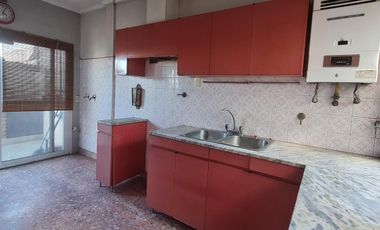 Depto de 3 ambientes con altillo y patio con parrilla –En Venta