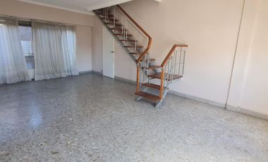 Depto de 3 ambientes con altillo y patio con parrilla –En Venta